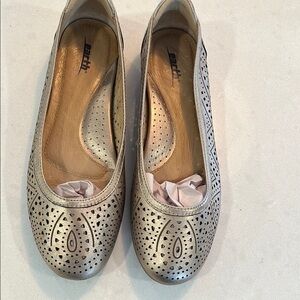 Earth Womens Flats 9 Gold Slip-Ons laser Cutouts Comfort Shoes Classy Party EUC